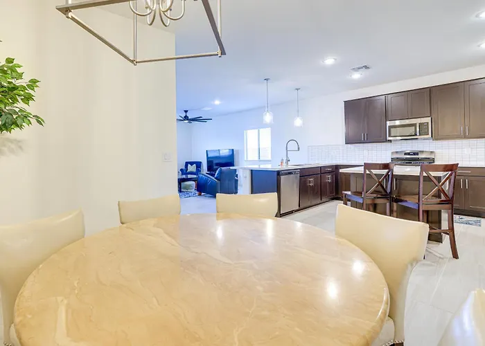 Spacious Vacation ~ 4 Mi To Downtown *